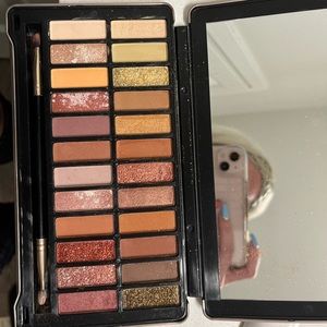 Paris Hilton “Beauty Queen” eyeshadow palette